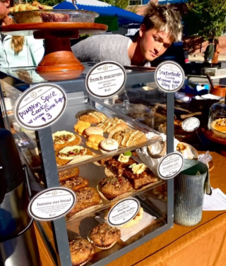 apple rose vendor stand